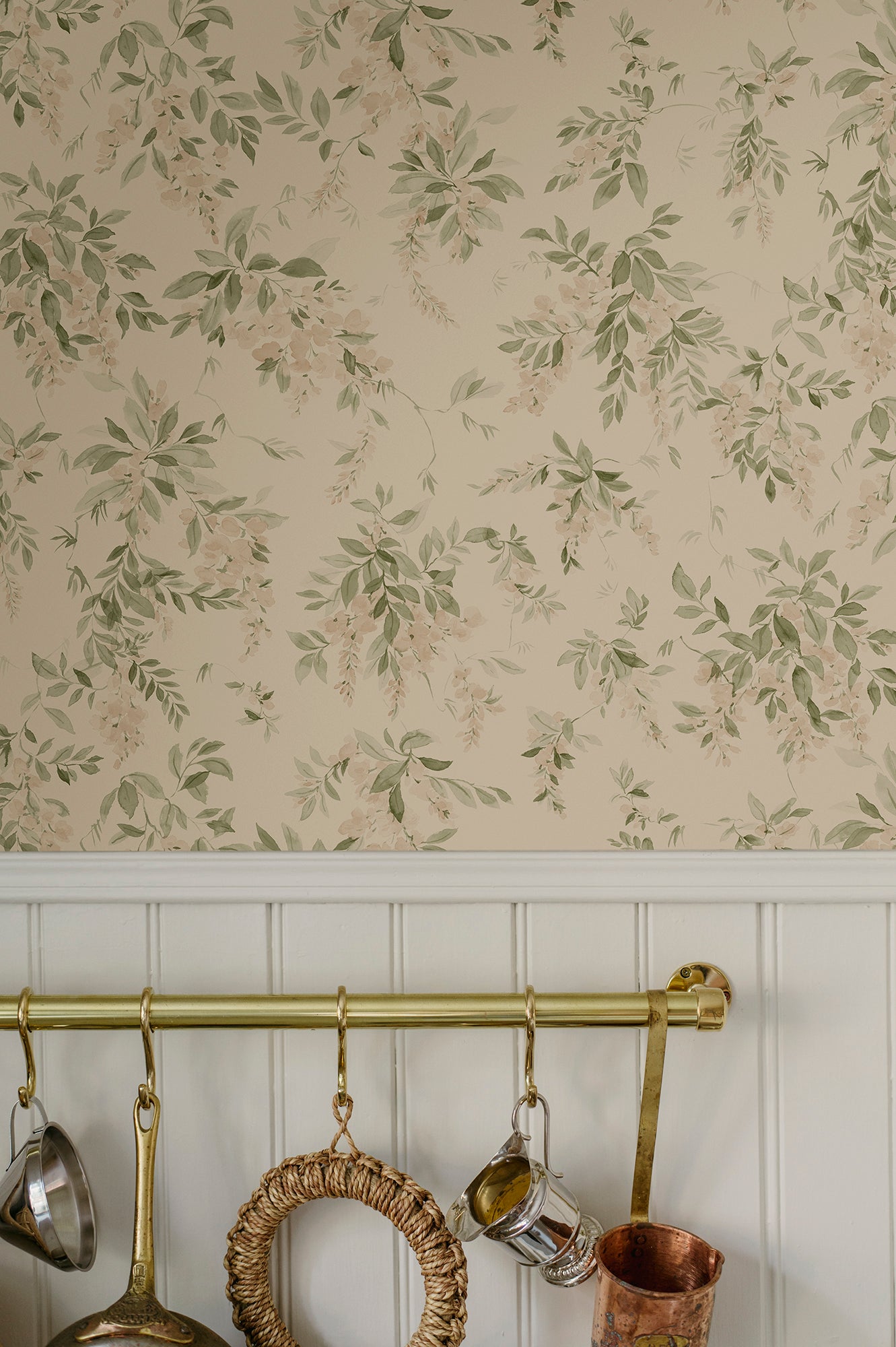 Wallpaper Lovisa with an airy watercolor featuring clusters of wisteria that exudes a romantic, rural charm with a contemporary touch.