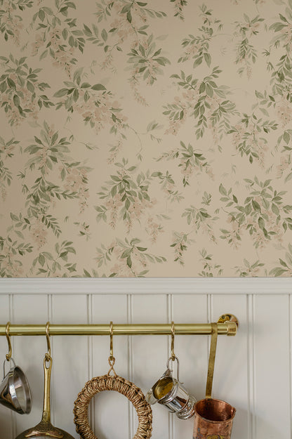Wallpaper Lovisa with an airy watercolor featuring clusters of wisteria that exudes a romantic, rural charm with a contemporary touch.
