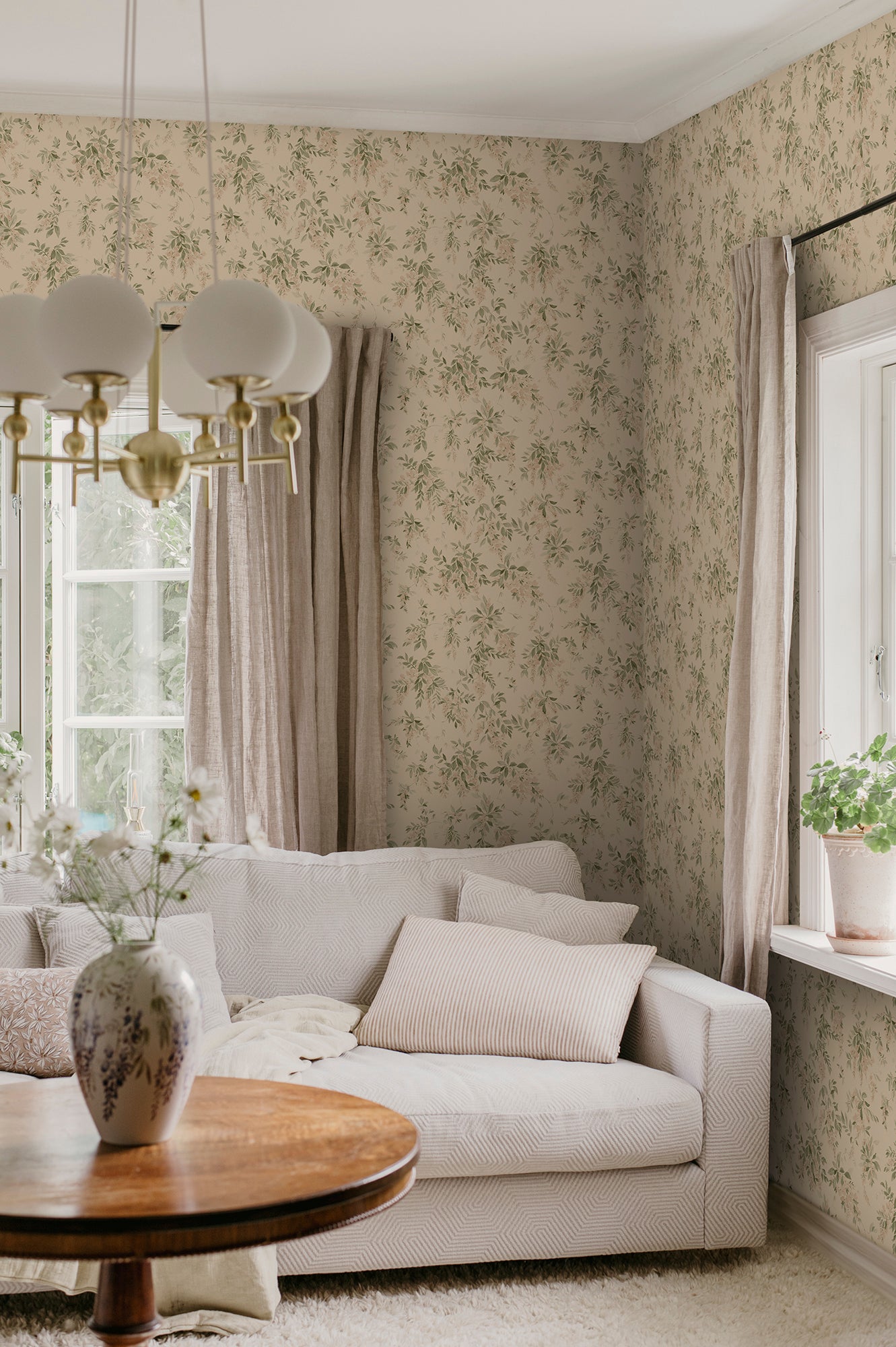 Wallpaper Lovisa with an airy watercolor featuring clusters of wisteria that exudes a romantic, rural charm with a contemporary touch.