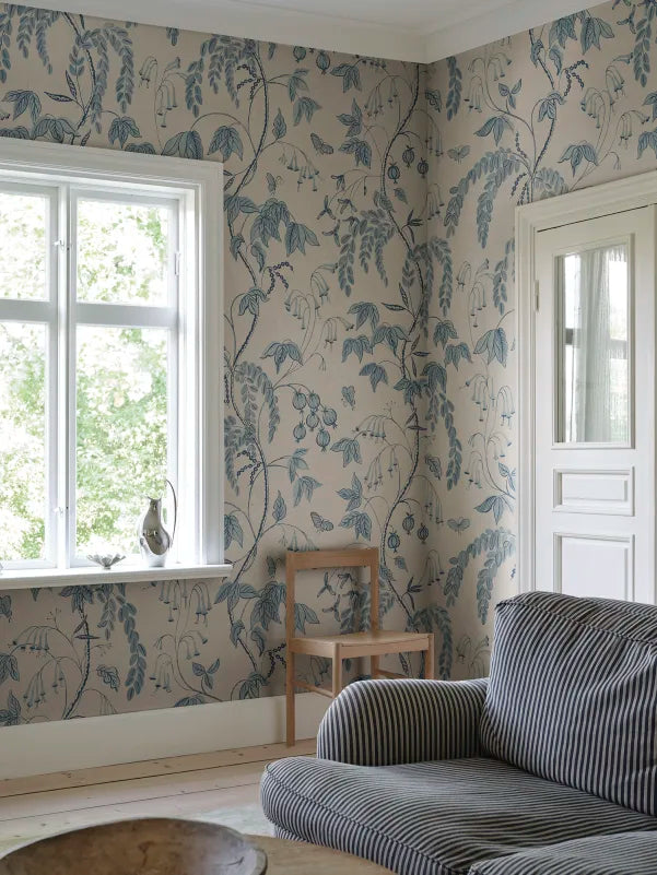 Transform your space with the Ottilia wallpaper in light blue.