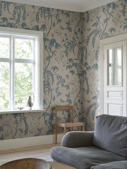 Transform your space with the Ottilia wallpaper in light blue.