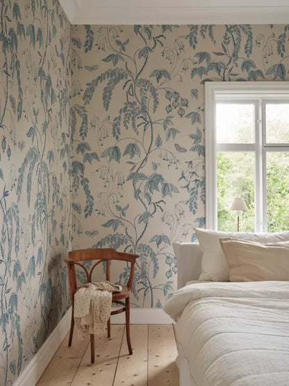 Transform your space with the Ottilia wallpaper in light blue.