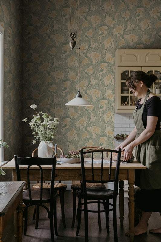 Dancing poppies in the wind, wrapped in winding foliage. The wallpaper Charlotta provides a sense of coziness and softness at first glance; a closer look reveals all the beautiful details.