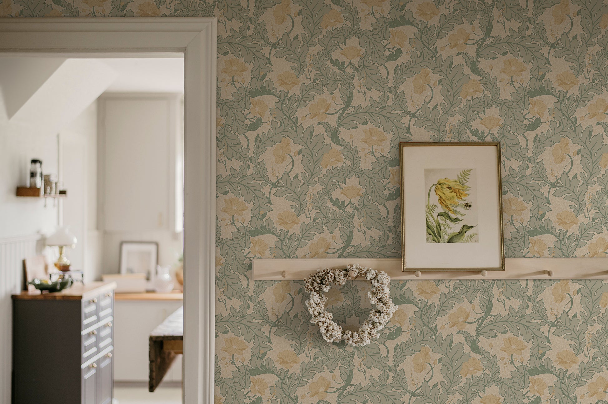 Dancing poppies in the wind, wrapped in winding foliage. The wallpaper Charlotta provides a sense of coziness and softness at first glance; a closer look reveals all the beautiful details.