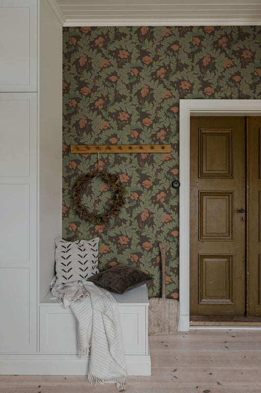 Dancing poppies in the wind, wrapped in winding foliage. The wallpaper Charlotta provides a sense of coziness and softness at first glance; a closer look reveals all the beautiful details.