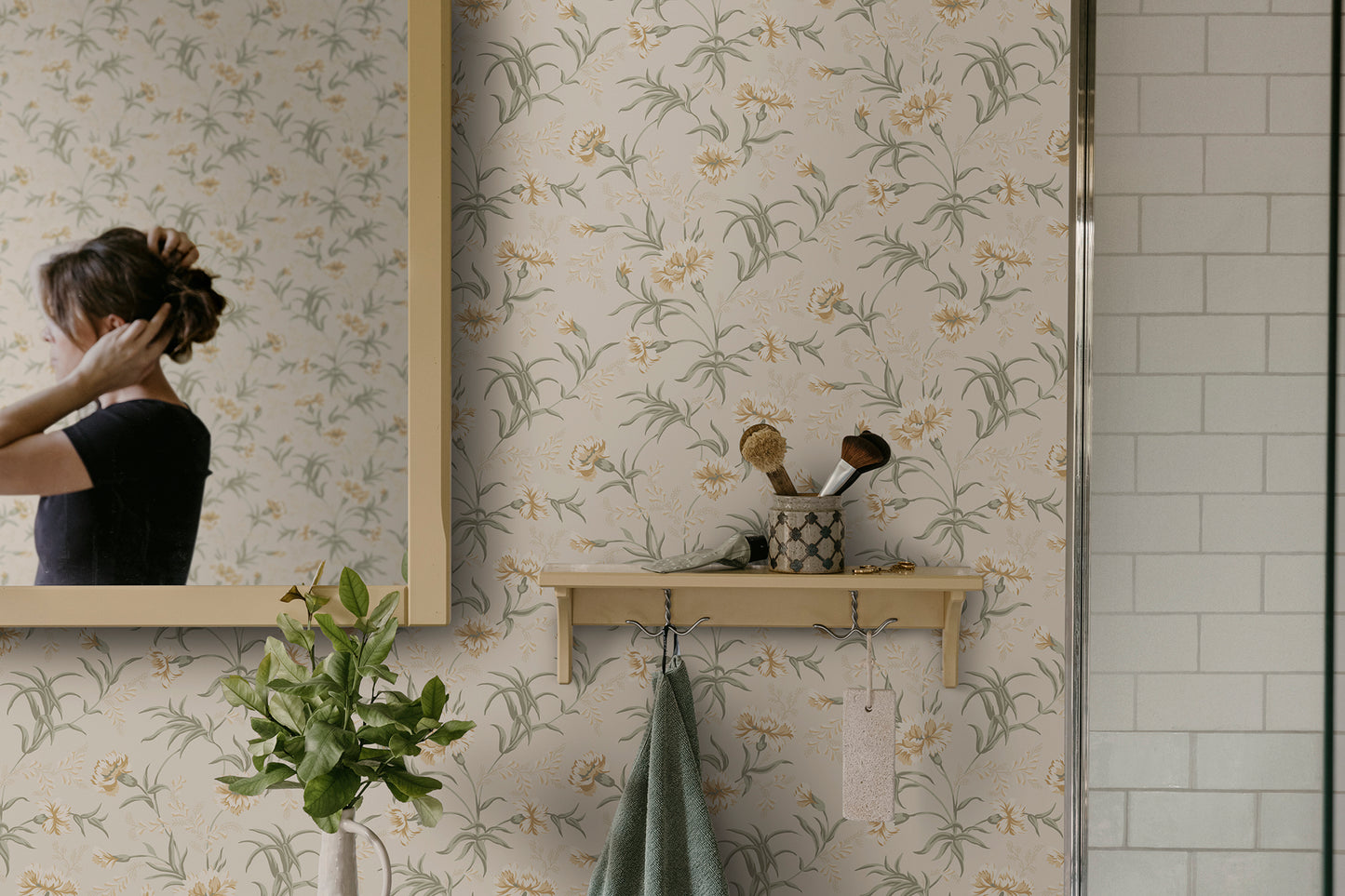 Decorative small clusters of carnations soothe the eternal longing for summer in our wallpaper favorite Emilie.
