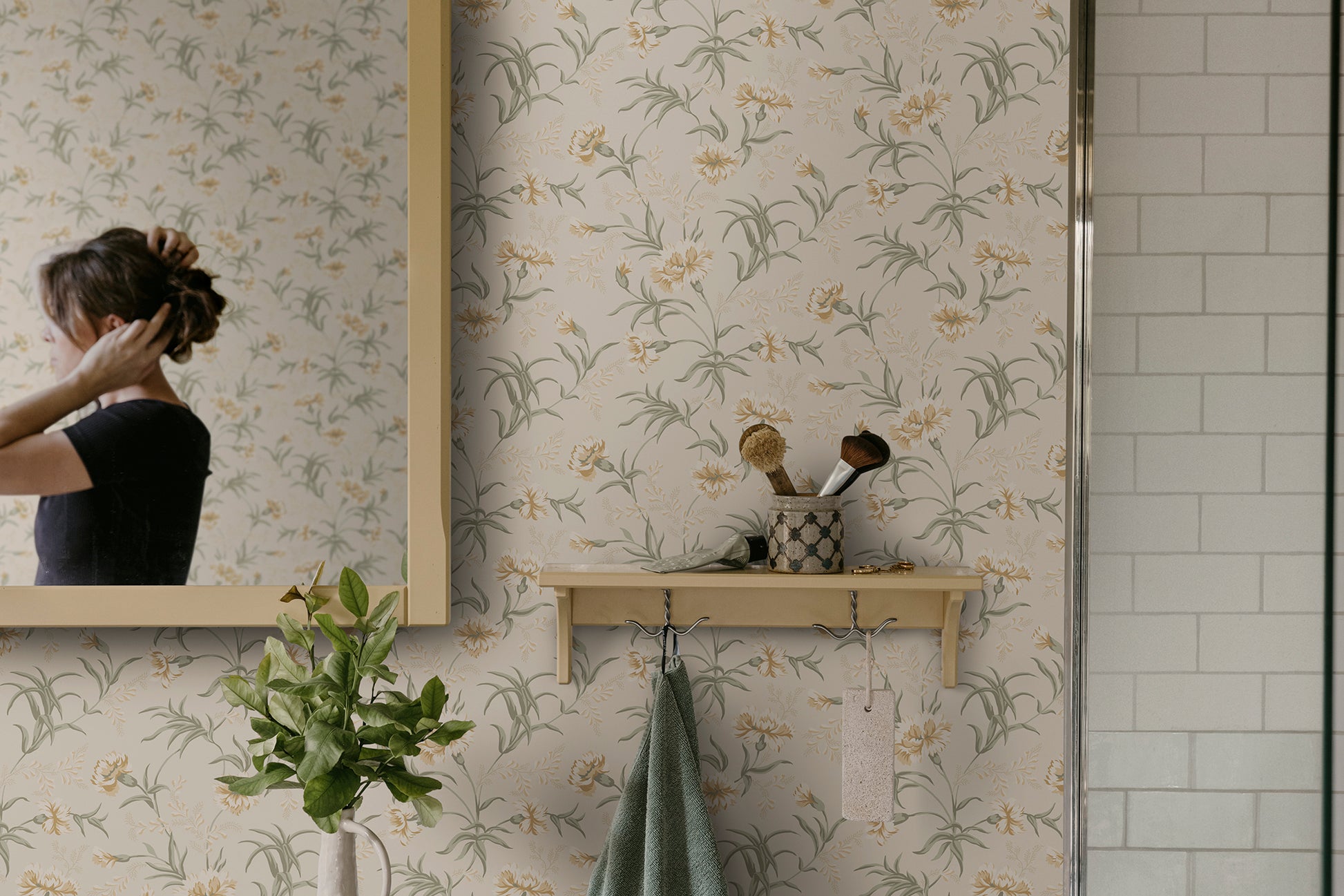 Decorative small clusters of carnations soothe the eternal longing for summer in our wallpaper favorite Emilie.