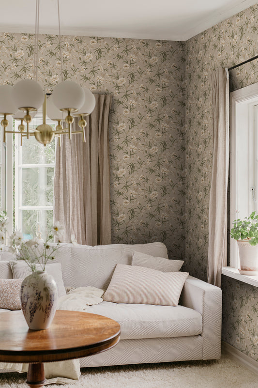 Decorative small clusters of carnations soothe the eternal longing for summer in our wallpaper favorite Emilie.