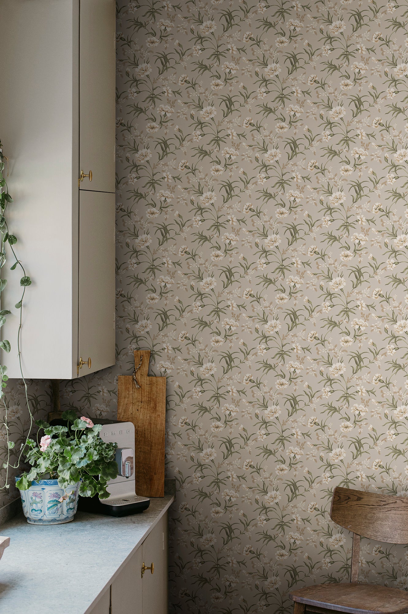 Decorative small clusters of carnations soothe the eternal longing for summer in our wallpaper favorite Emilie.
