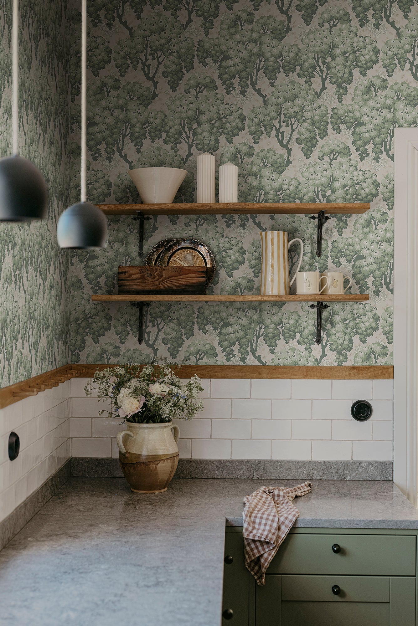 Lush tree canopies against a meadow of daisies create a harmonious, large-patterned wallpaper curtain on the wall.