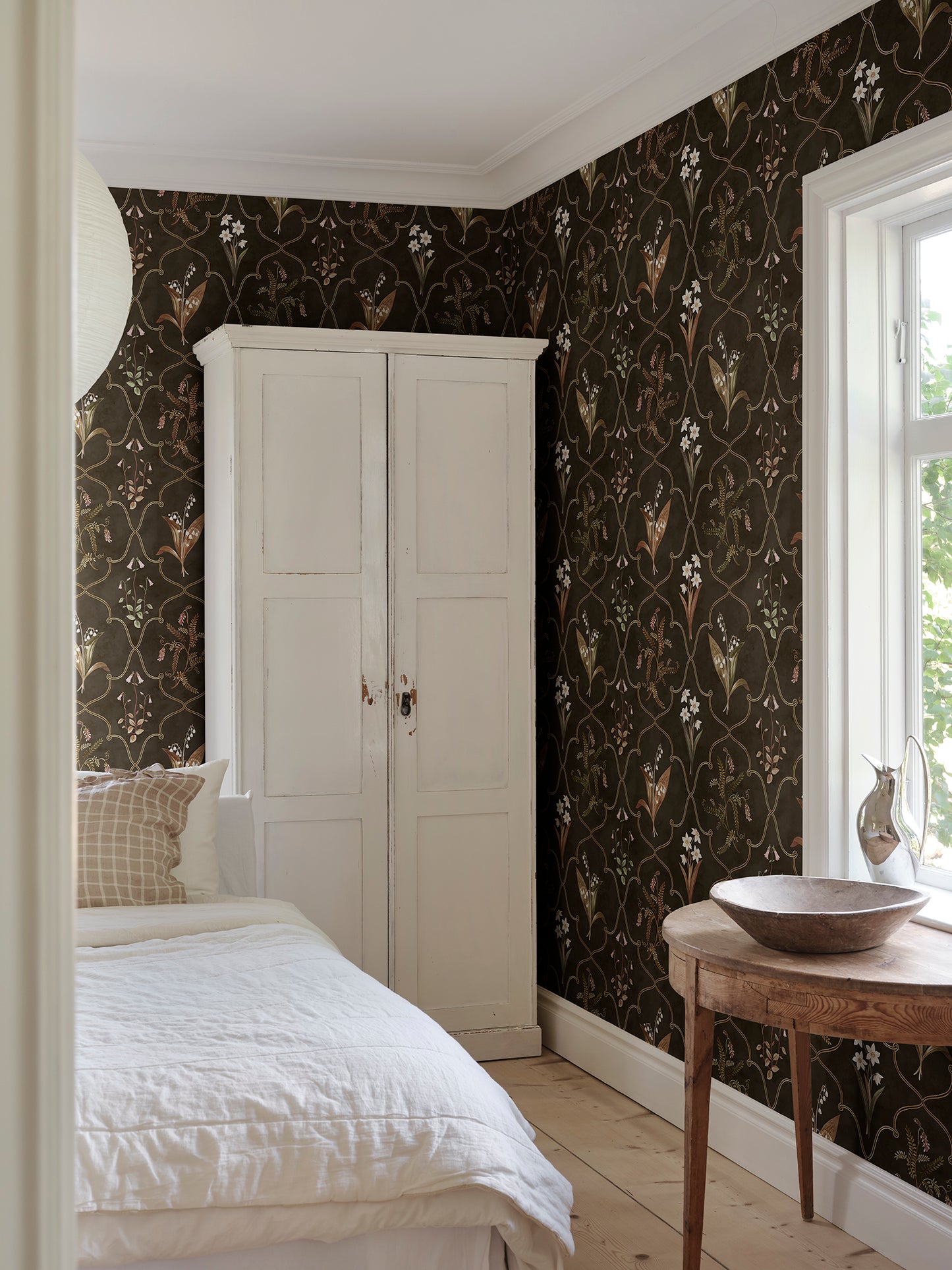 A delicate trellis wallpaper mural design featuring our favorite flowers—Lily of the Valley and Twinflower, beautifully framed within fine latticework alongside Poet’s Narcissus and Vetch.