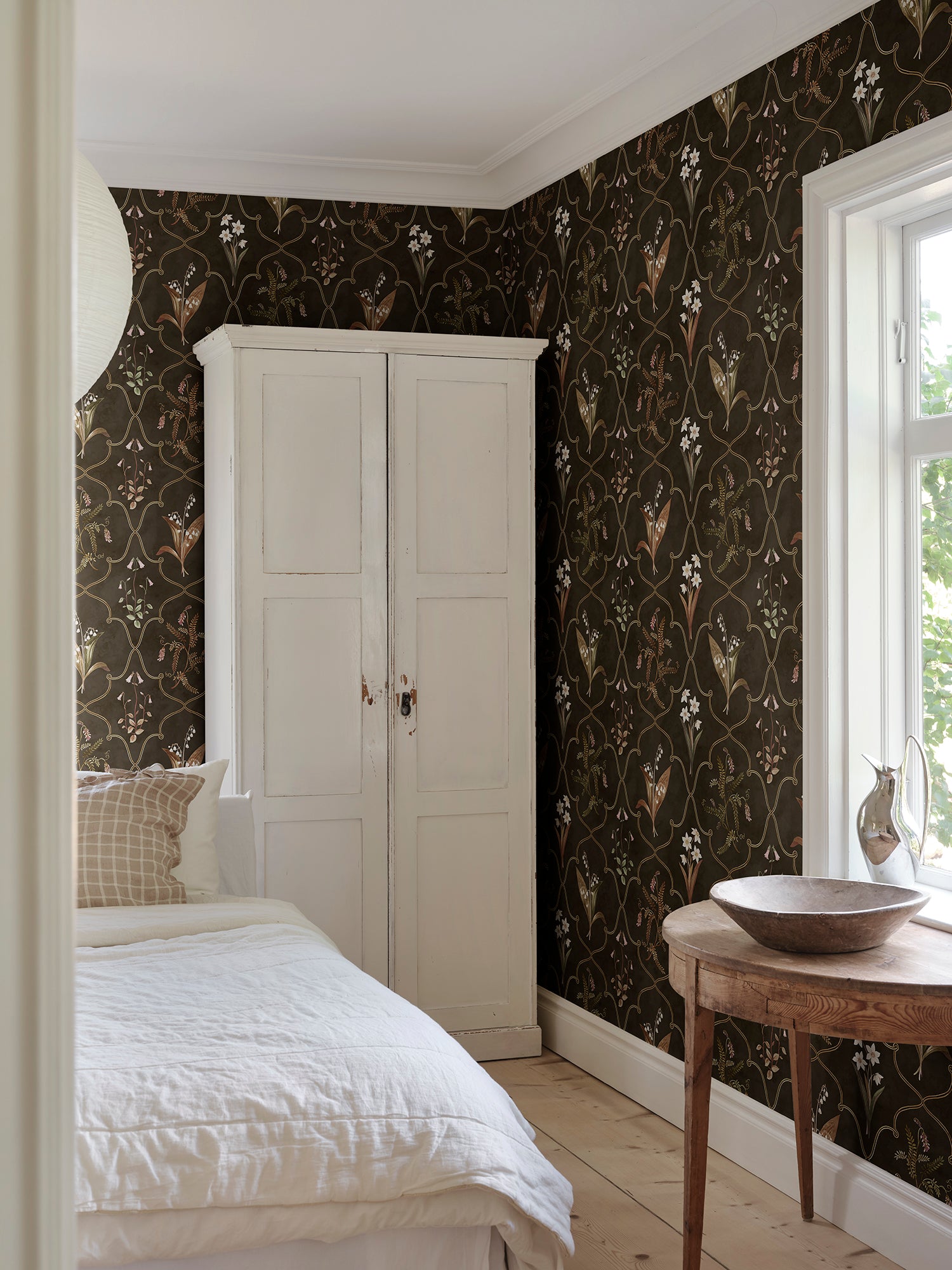 A delicate trellis wallpaper mural design featuring our favorite flowers—Lily of the Valley and Twinflower, beautifully framed within fine latticework alongside Poet’s Narcissus and Vetch.