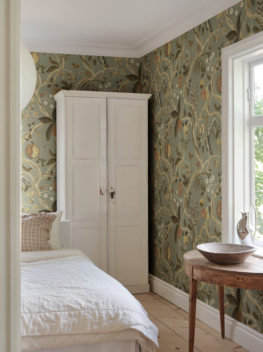  A wallpaper with a playfully hand-painted fantasy tree inspired by plants from Plantae Selectae, adorned with intertwining decorative fruits. 