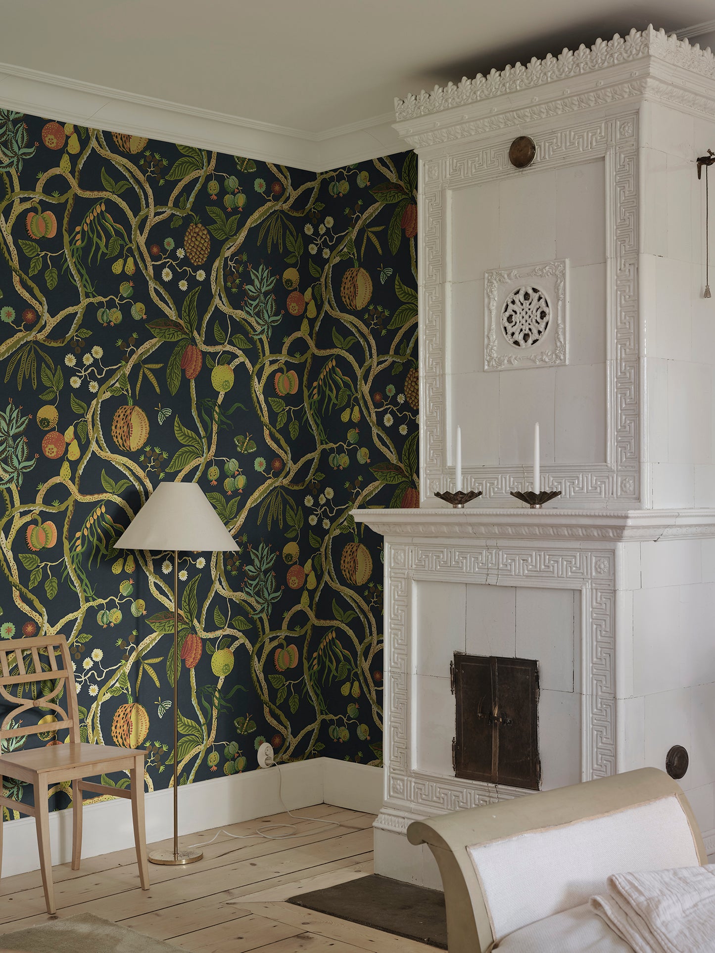  A wallpaper with a playfully hand-painted fantasy tree inspired by plants from Plantae Selectae, adorned with intertwining decorative fruits. 