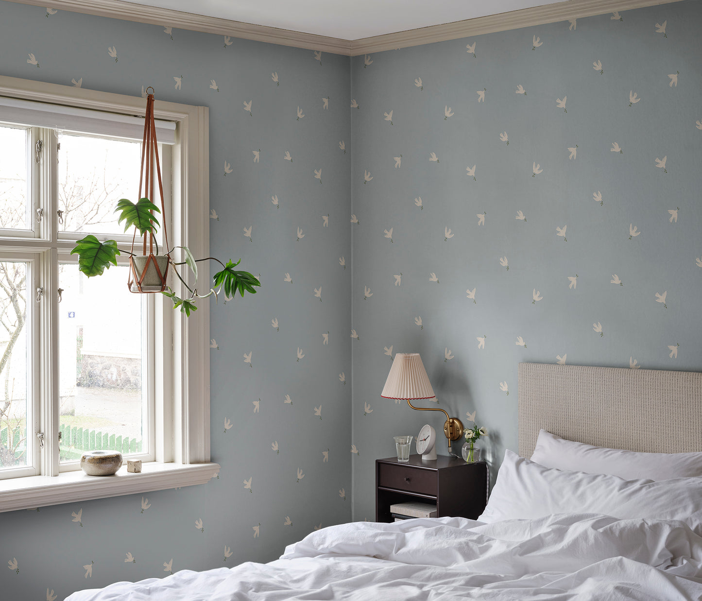 Let tranquility float into your space with the Frida light blue wallpaper, where graceful doves carry peaceful vibes across your walls.
