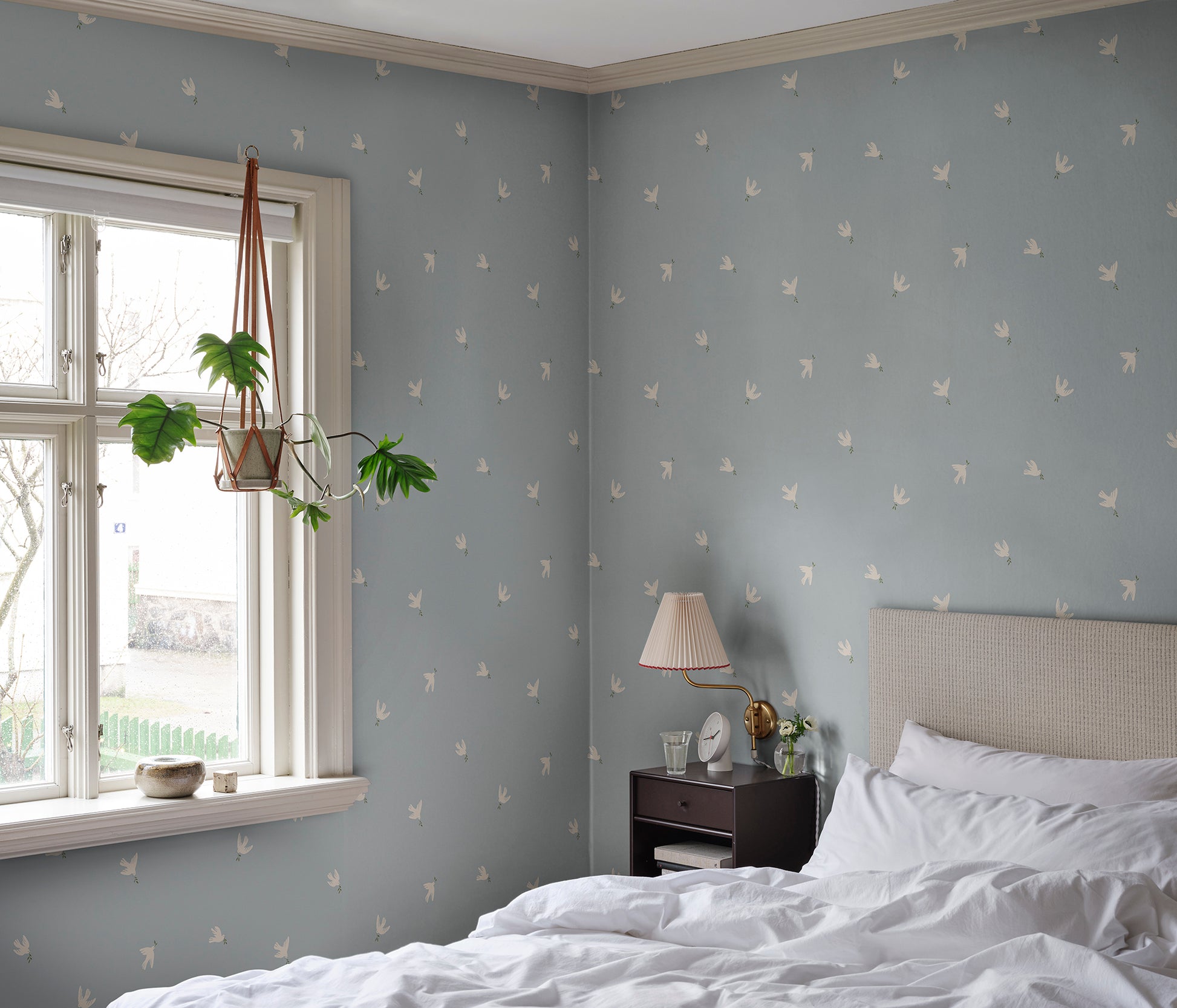 Let tranquility float into your space with the Frida light blue wallpaper, where graceful doves carry peaceful vibes across your walls.