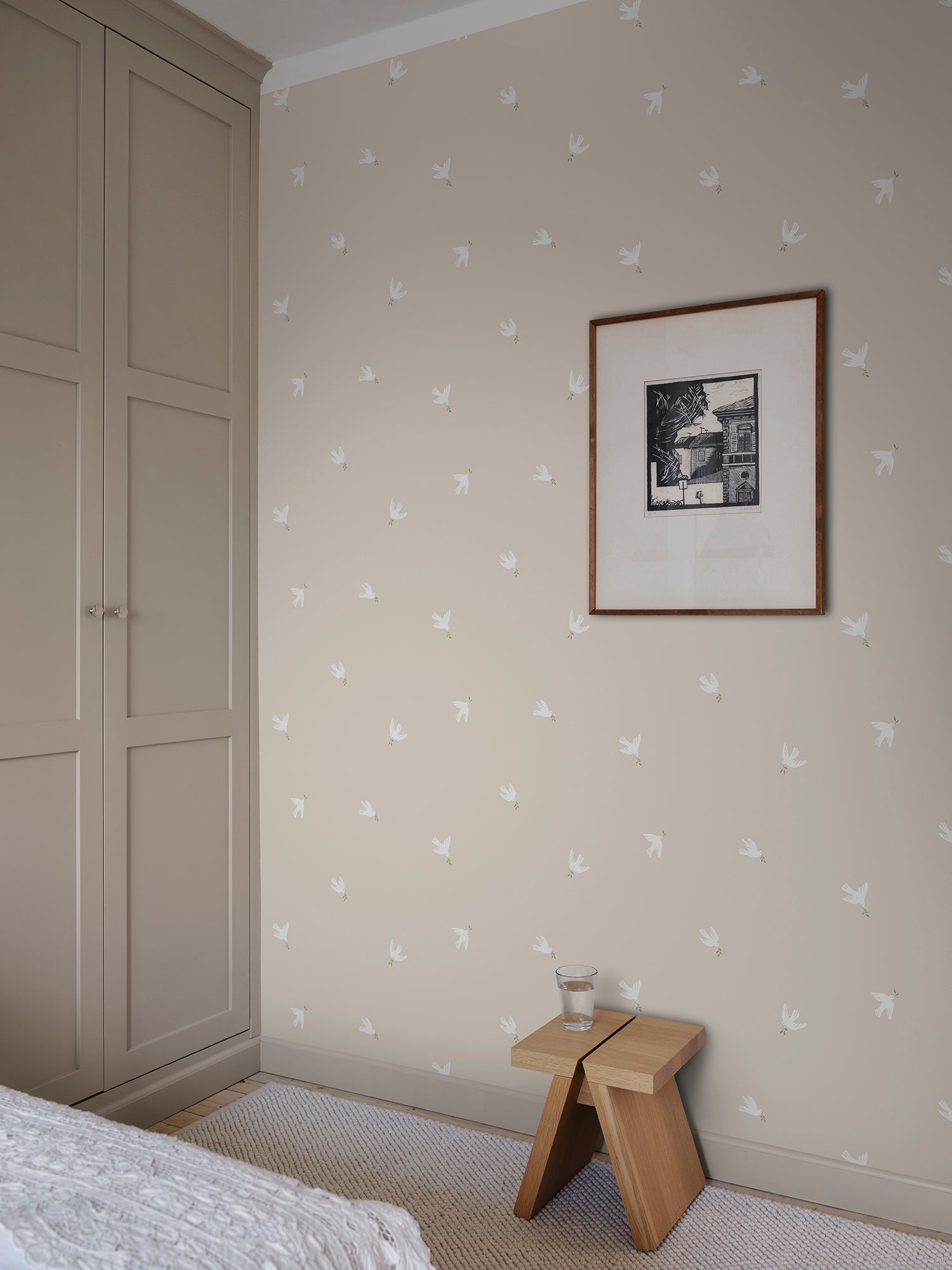  Radiating serenity and grace, the Frida wallpaper features stylized doves gliding through a sandstone sky. 