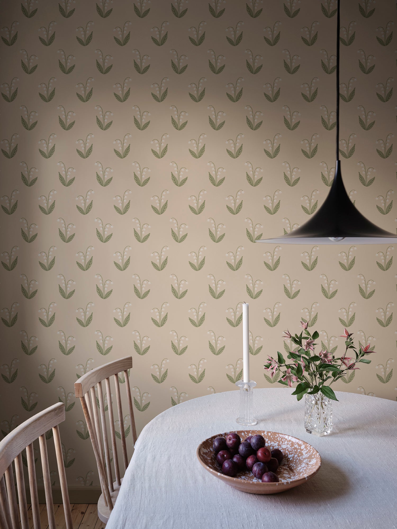  This wallpaper features lily of the valley in soft blush tones, capturing nature's grace with its relaxed and decorative form. 