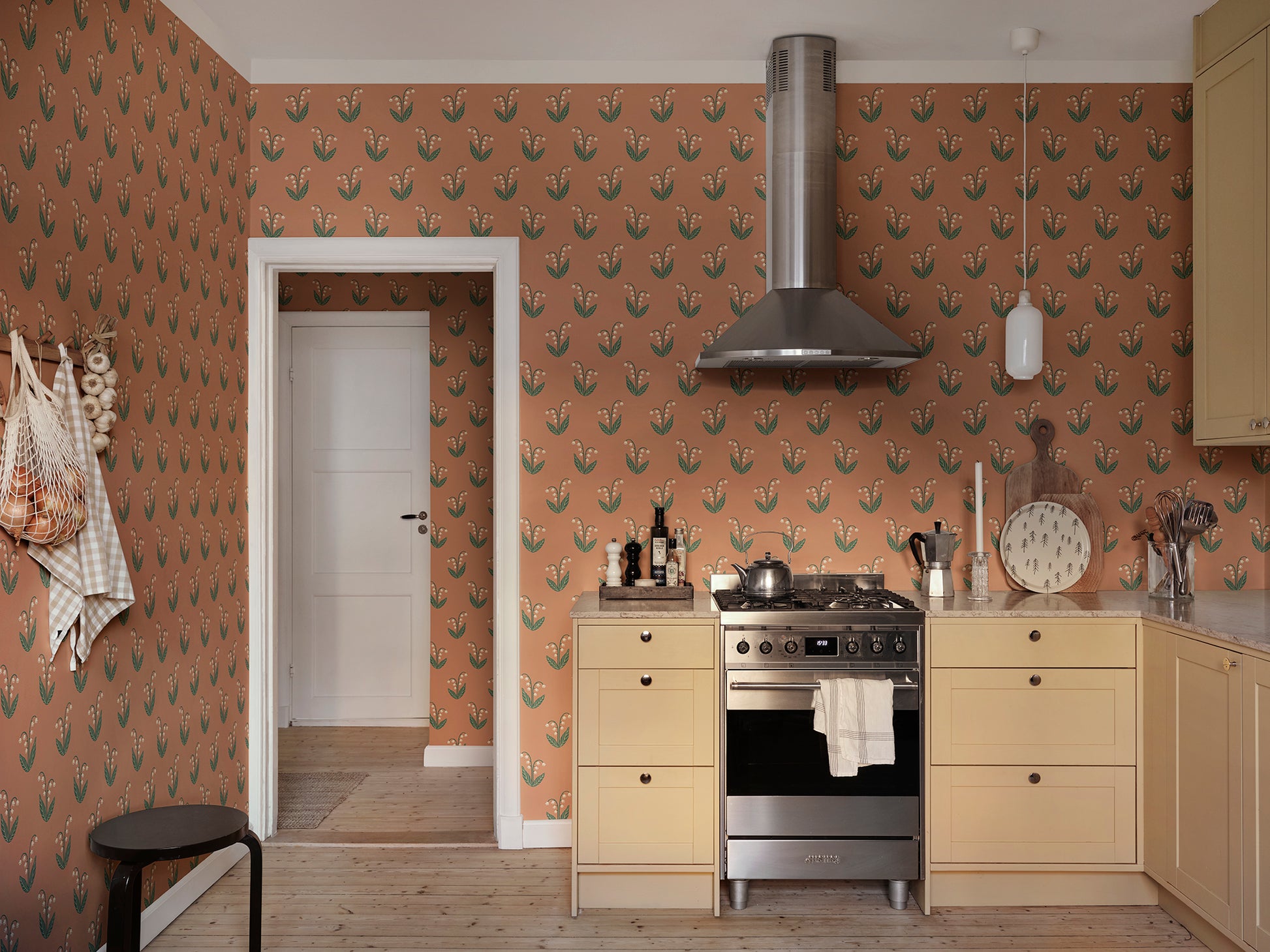  The Lilly wallpaper in terracotta features the beloved lily of the valley with its graceful graphic simplicity. 