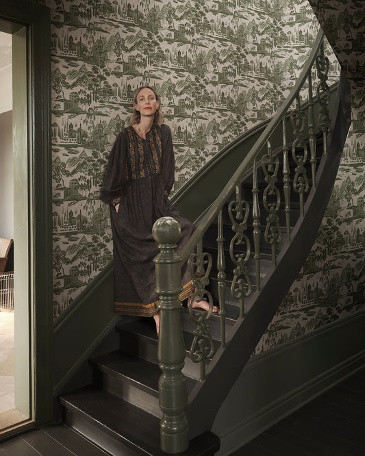 Lake Como Elegance
Experience the serene charm of Lake Como with this forest green toile depicting scenic mountains, iconic architecture, and lush foliage.
