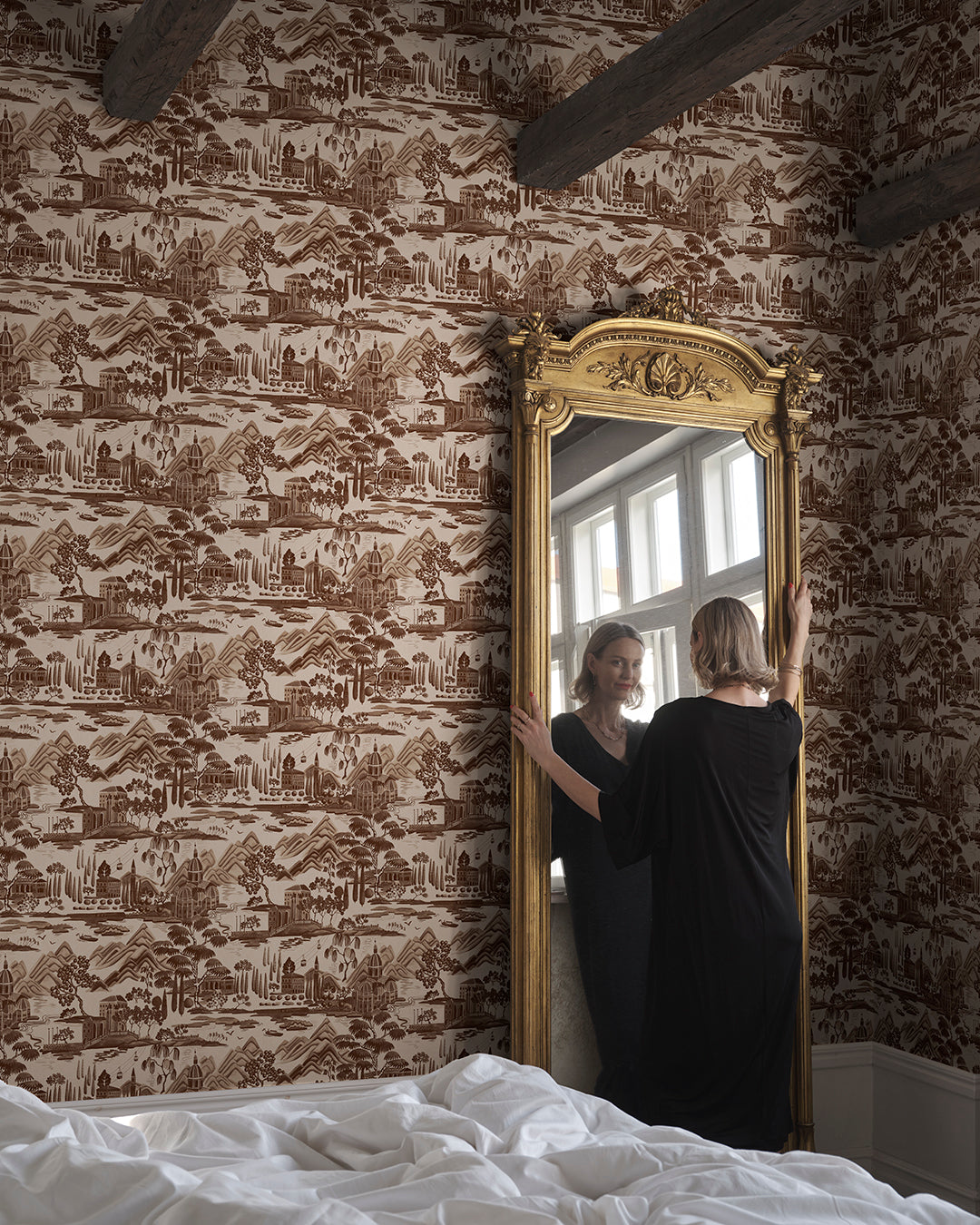 Lake Como Elegance in Rich Brown
Capture the essence of Italy's stunning Lake Como with this intricate toile design.