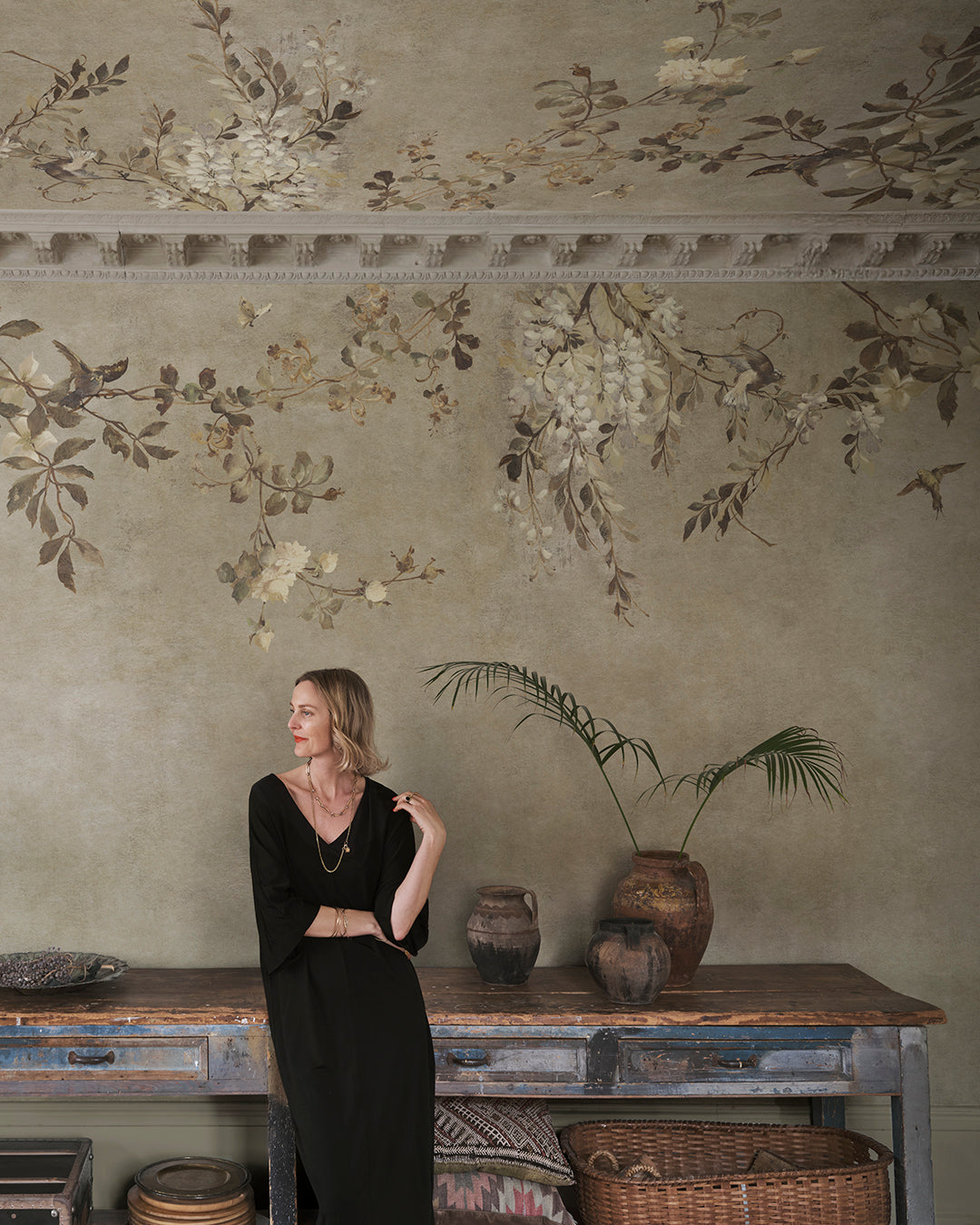 This Nico wallpaper effortlessly transforms any space into a serene haven. Delicately illustrated vines and soft, trailing blossoms create a sense of timeless beauty, evoking images of a sun-drenched pergola. 