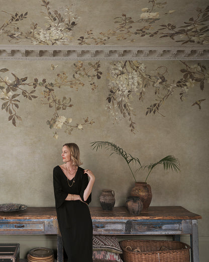 This Nico wallpaper effortlessly transforms any space into a serene haven. Delicately illustrated vines and soft, trailing blossoms create a sense of timeless beauty, evoking images of a sun-drenched pergola. 