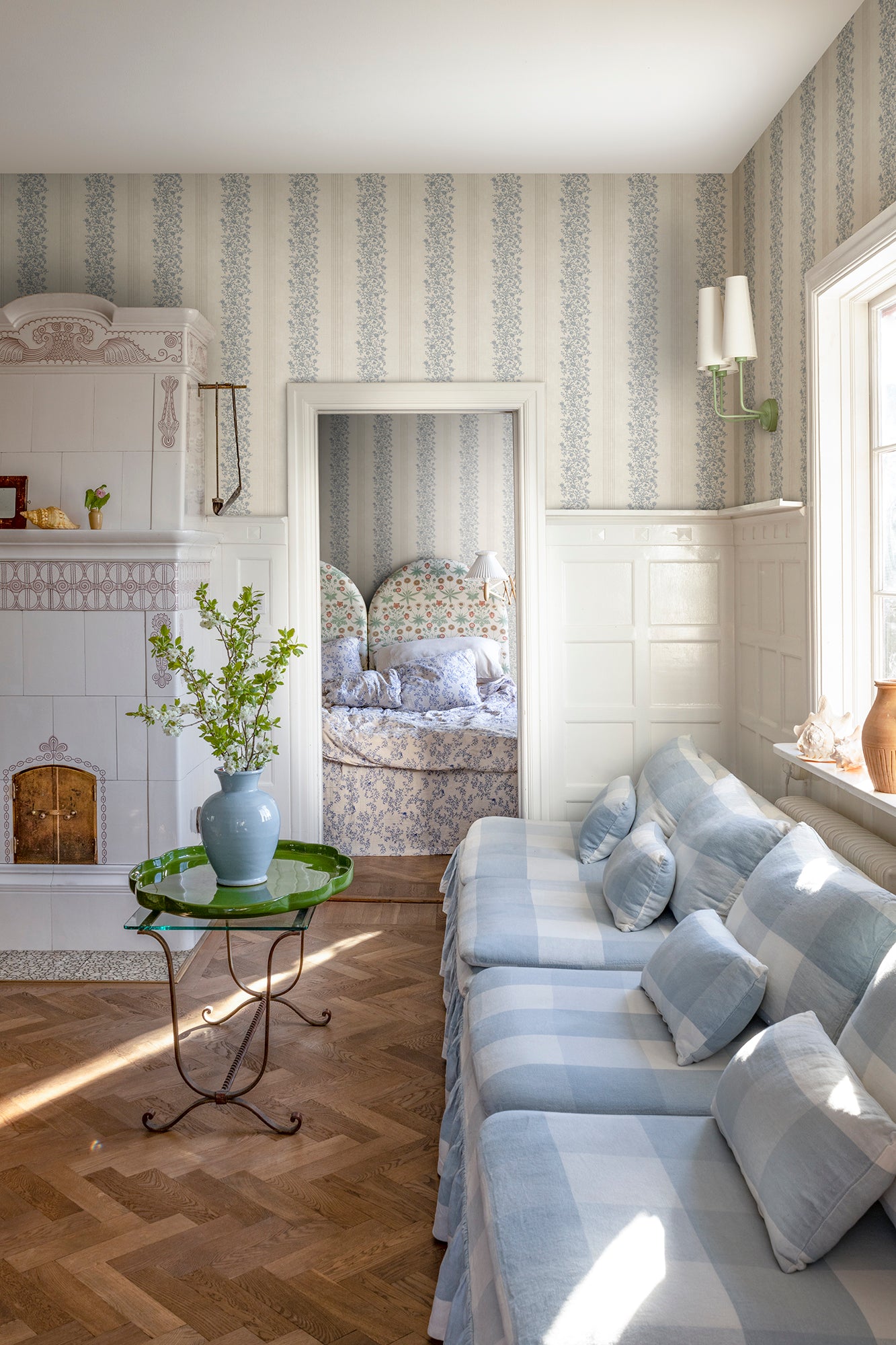 Natalie wallpaper in blue brings a touch of the French countryside to your walls. 