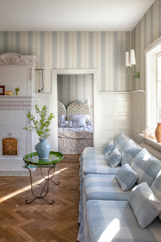  Natalie wallpaper in blue brings a touch of the French countryside to your walls. 