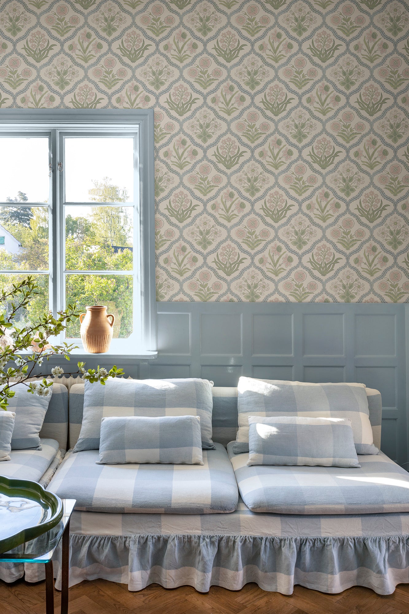 Evoke timeless elegance with Rosa in pastel shades. This wallpaper reimagines a 19th-century French floral medallion, perfect for classic or contemporary spaces.