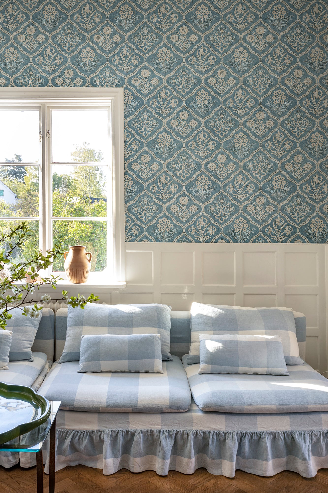  Experience the grace of 19th-century French elegance with the Rosa Blue wallpaper. 