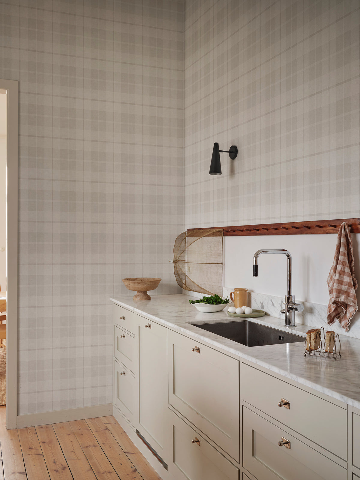 Ranold was in the assortment for a long time as a traditionally printed wallpaper, and now we have made a new interpretation on a larger scale and added a textile character to it.