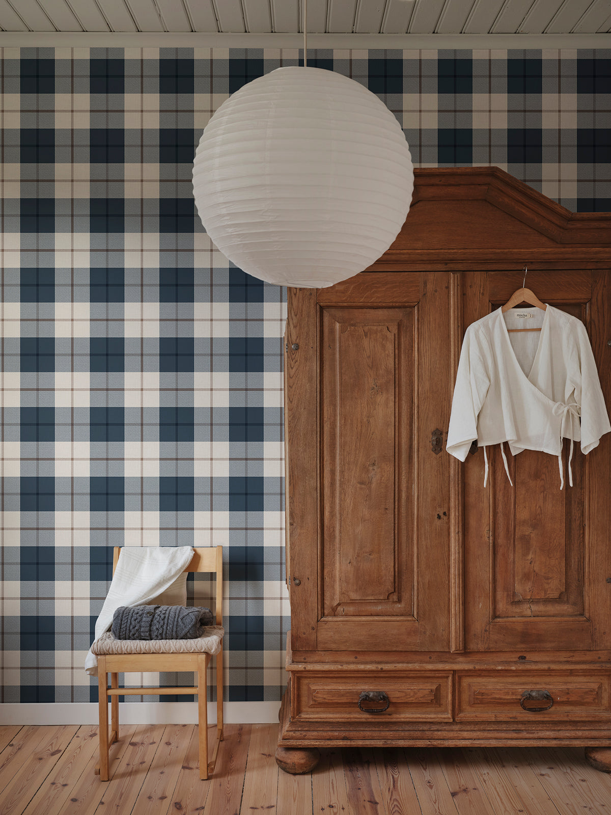 Ranold was in the assortment for a long time as a traditionally printed wallpaper, and now we have made a new interpretation on a larger scale and added a textile character to it.