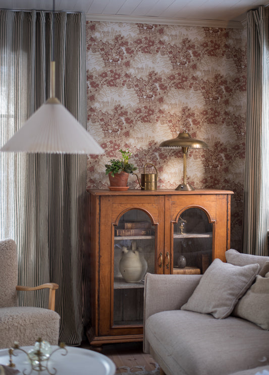 Slottstapet (“Castle Wallpaper”) is an elegant landscape design inspired by the grand interiors of the late 19th century. During this period, exclusive French arabesque patterns and richly decorated wallpapers became highly fashionable among wealthy families, while scenic landscape wallpapers emerged as a new way to bring storytelling and artistry to interior spaces.