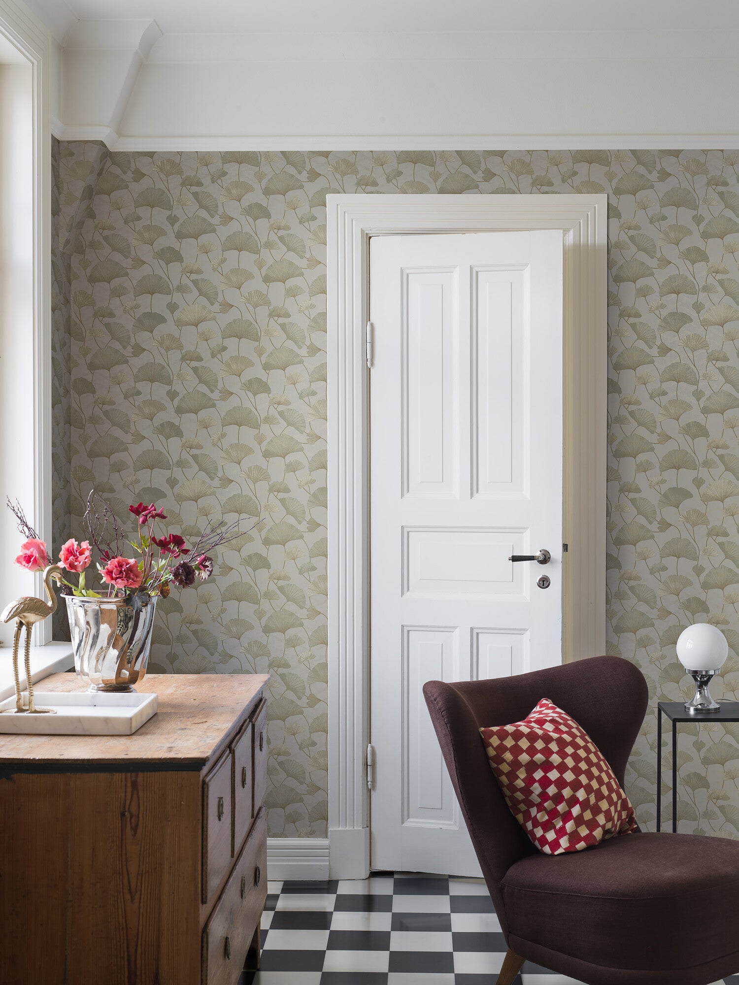 Colored in a cool green and beige palette with a golden shimmer effect, our Sophia wallpaper imbues rooms with soothing vibes. 