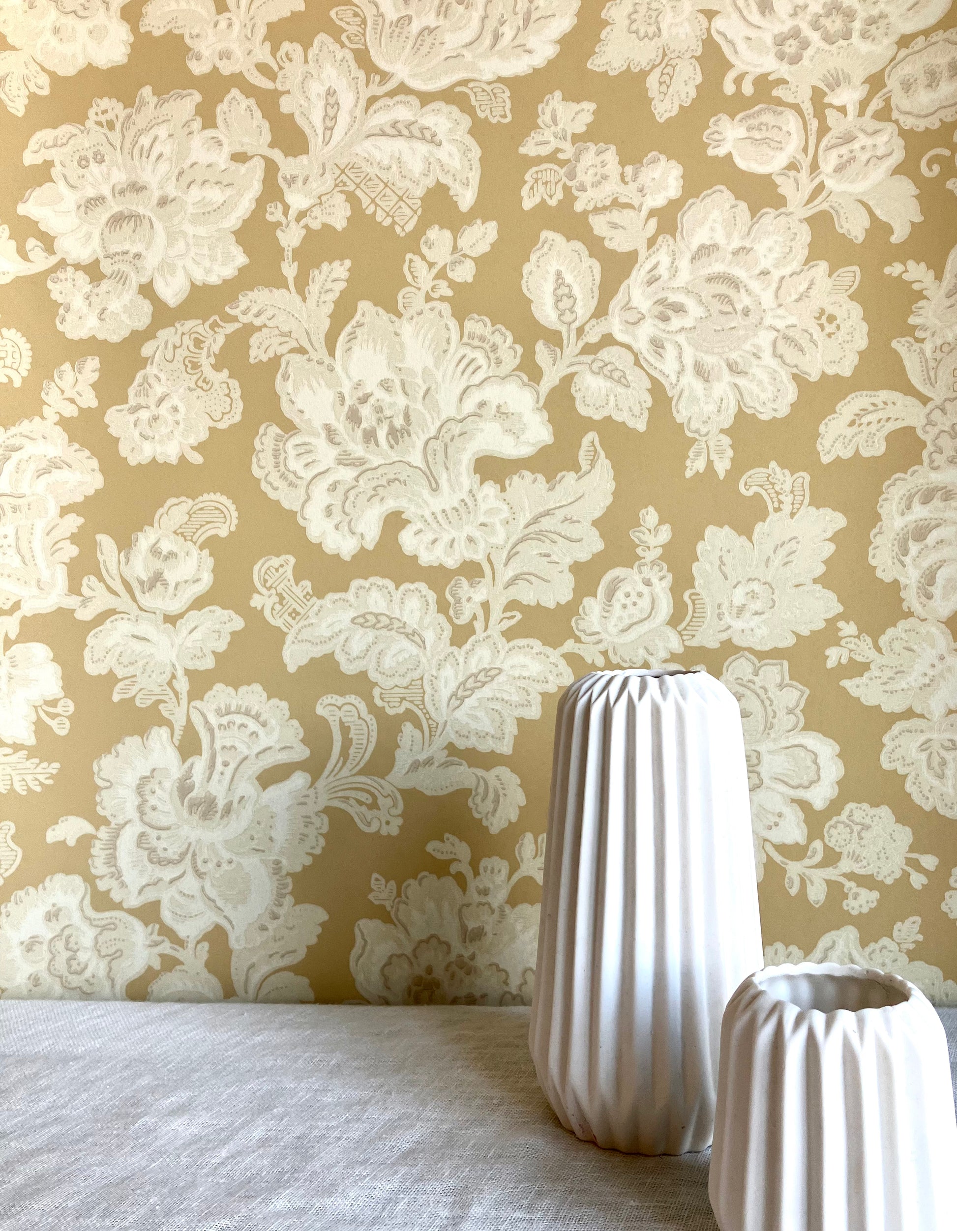 Stor Ros (“Big Rose”) is a classic late-19th-century wallpaper design featuring large, expressive flowers with soft, rounded shapes arranged in a dense, flowing pattern. 