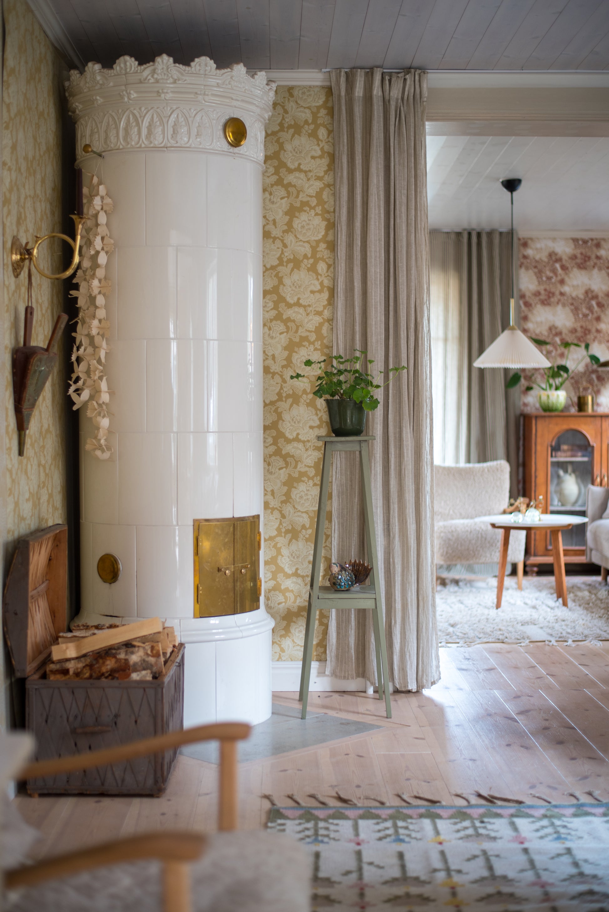 Stor Ros (“Big Rose”) is a classic late-19th-century wallpaper design featuring large, expressive flowers with soft, rounded shapes arranged in a dense, flowing pattern. 