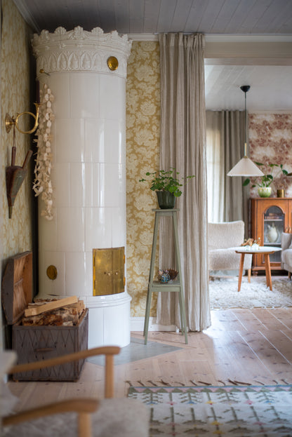 Stor Ros (“Big Rose”) is a classic late-19th-century wallpaper design featuring large, expressive flowers with soft, rounded shapes arranged in a dense, flowing pattern. 