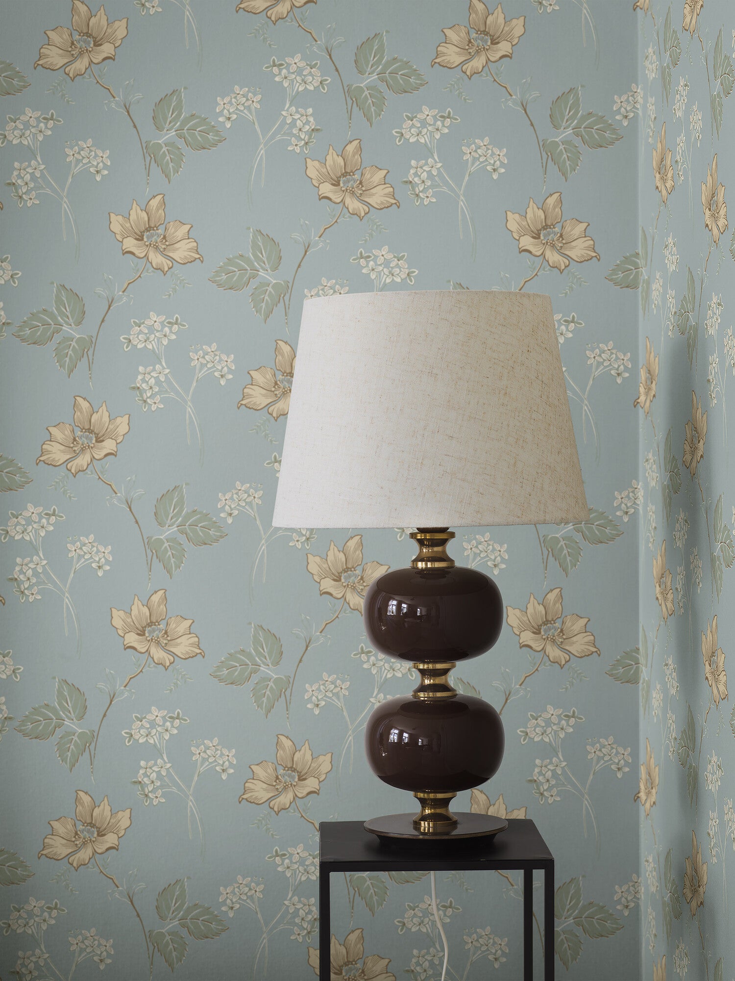 In a color scheme that is the epitome of 1920s Scandinavia, our Valborg wallpaper in sky blue and yellow exudes Swedish Grace.