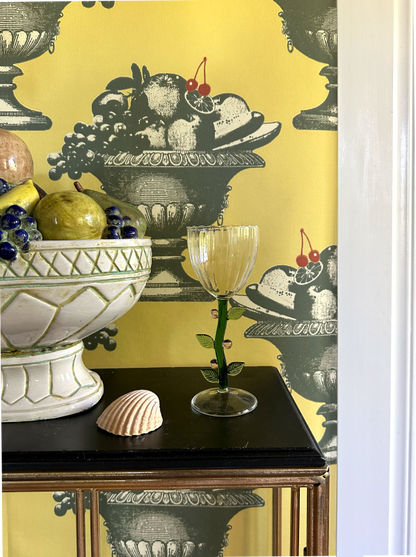 The wallpaper’s soft yellow tone evokes thoughts of refreshing sorbet. The design is inspired by the sweet things in life.