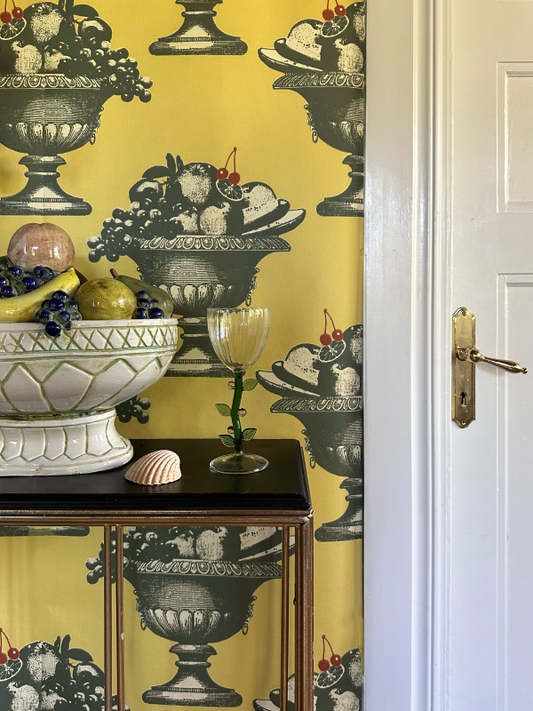 The wallpaper’s soft yellow tone evokes thoughts of refreshing sorbet. The design is inspired by the sweet things in life.