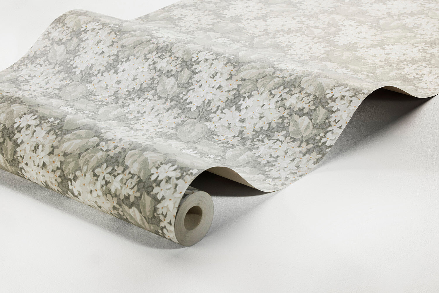  Colored in contrasting tones of warm grey, our Aratorp wallpaper is the epitome of early 20th century pattern style. 