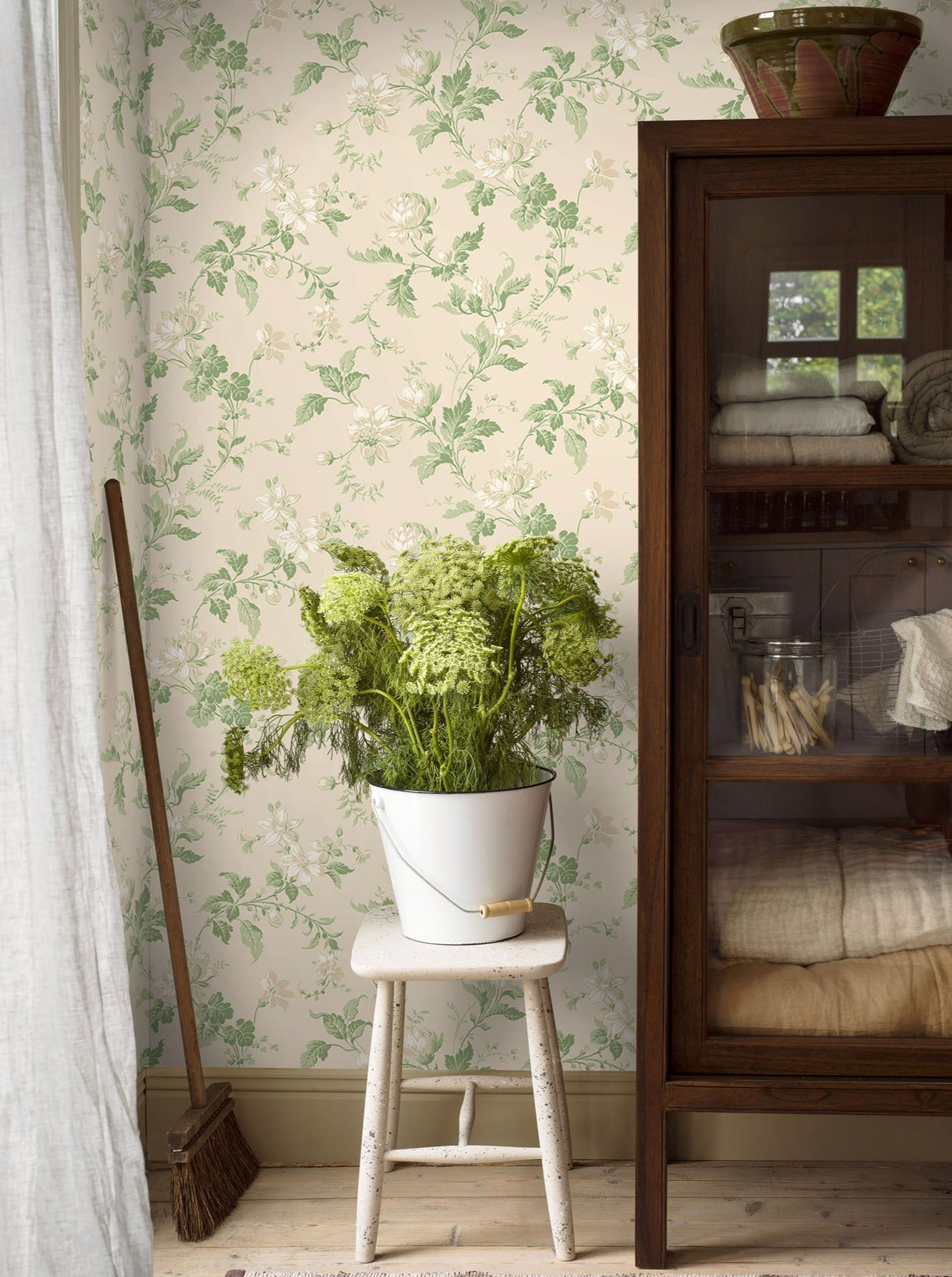 Inspired by the intricate patterns and masterful compositions of 19th century interior styling, our Blomslinga wallpaper is a beautiful testament to the artistry and exquisiteness of Mother Nature at her finest. 