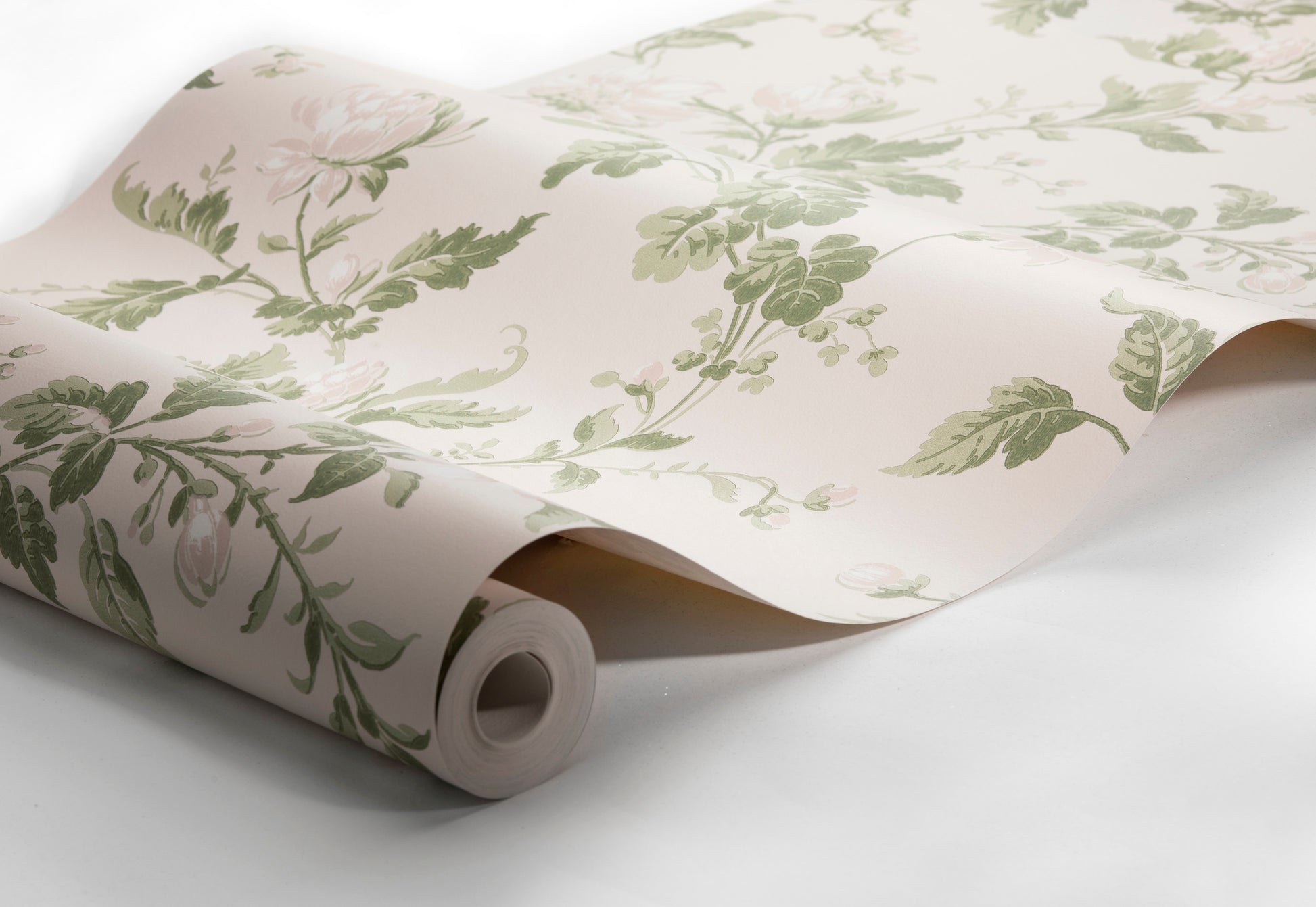 Inspired by the intricate patterns and masterful compositions of 19th century interior styling, our Blomslinga wallpaper is a beautiful testament to the artistry and exquisiteness of Mother Nature at her finest. 
