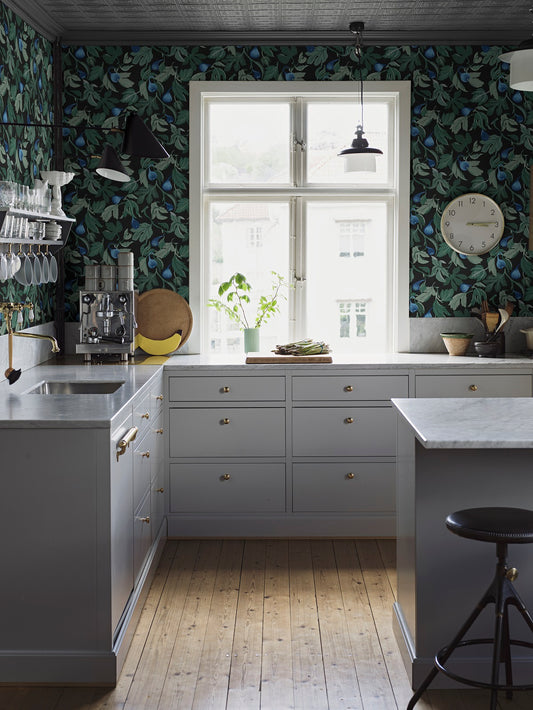 The large-pattern mural wallpaper Figs features lush foliage and beautiful figs, here in blue tones.