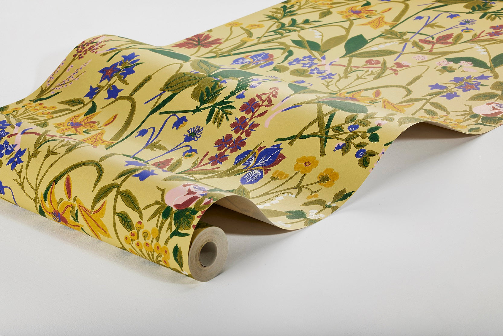 Colored in a delicate, soft palette of yellow, green, white and blue, our Ros och Lilja wallpaper recreates the classic 1940s Swedish textile design of Gocken Jobs. 