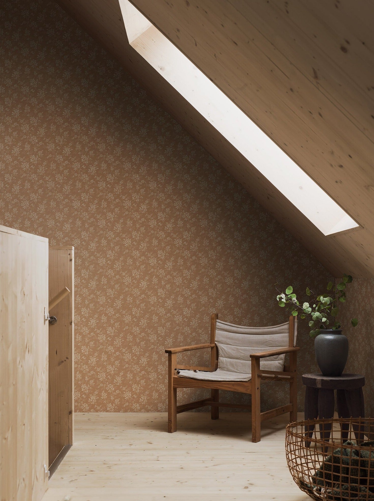 Hip Rose wallpaper is brimming with vintage elegance. Inspired by a traditional floral design of dainty wild rose blooms found in our archives