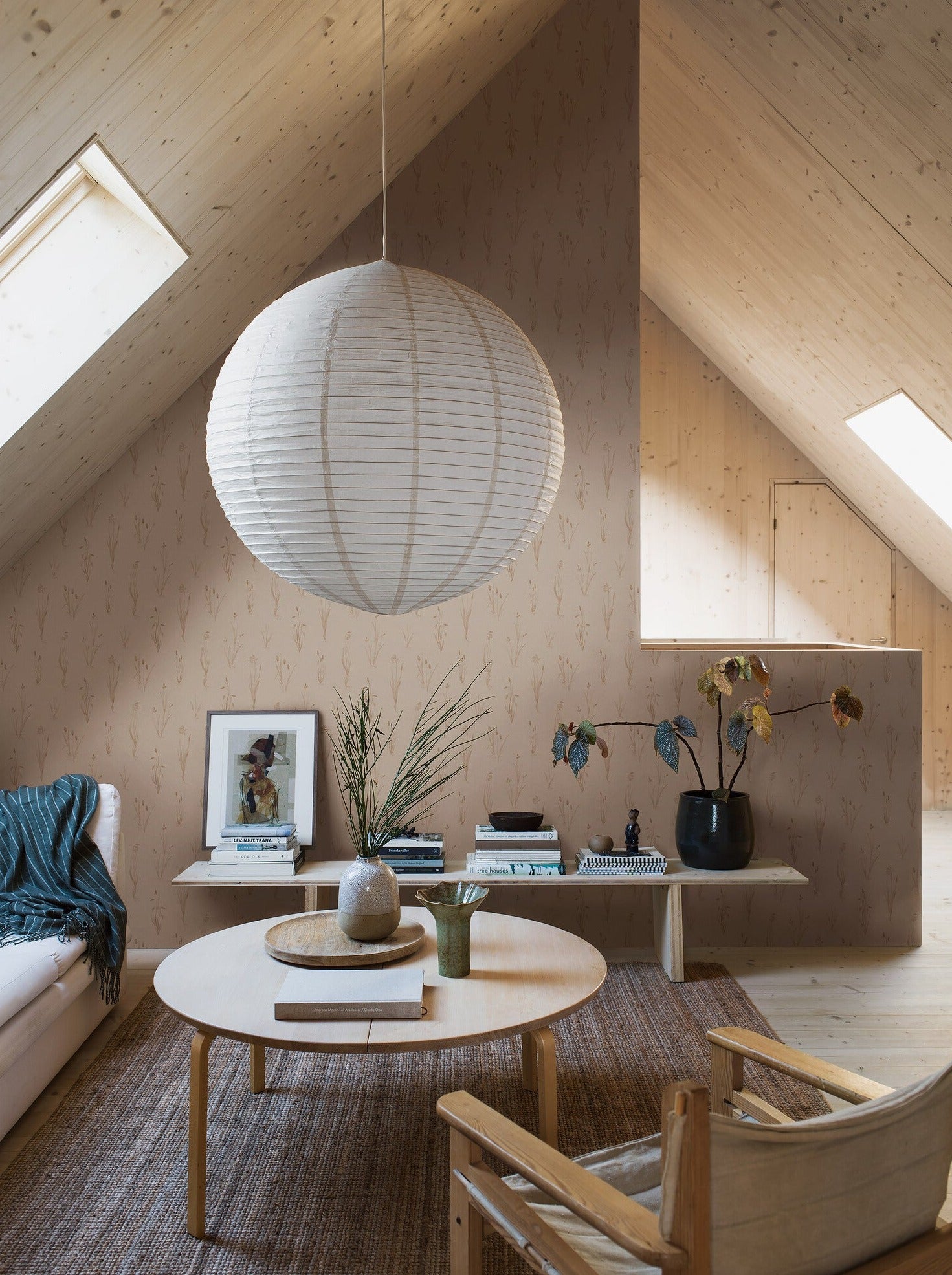 Moorland wallpaper takes its inspiration from the flora of the moors and the Nordic wetlands.
