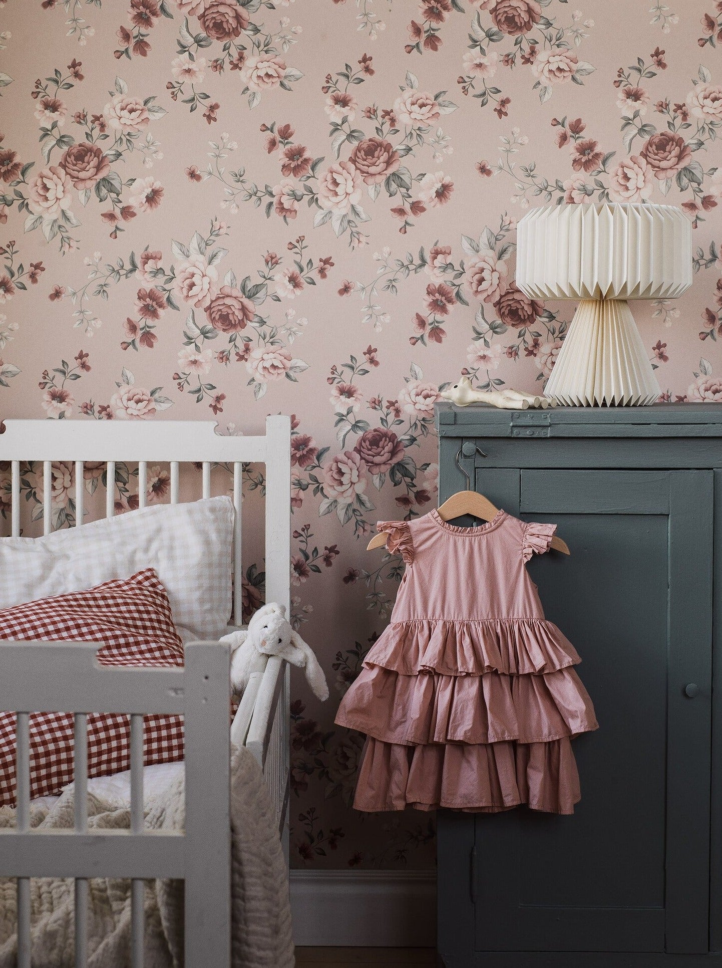 Our beautiful Nomi wallpaper will spread a stunning bouquet of roses across your child’s bedroom walls.