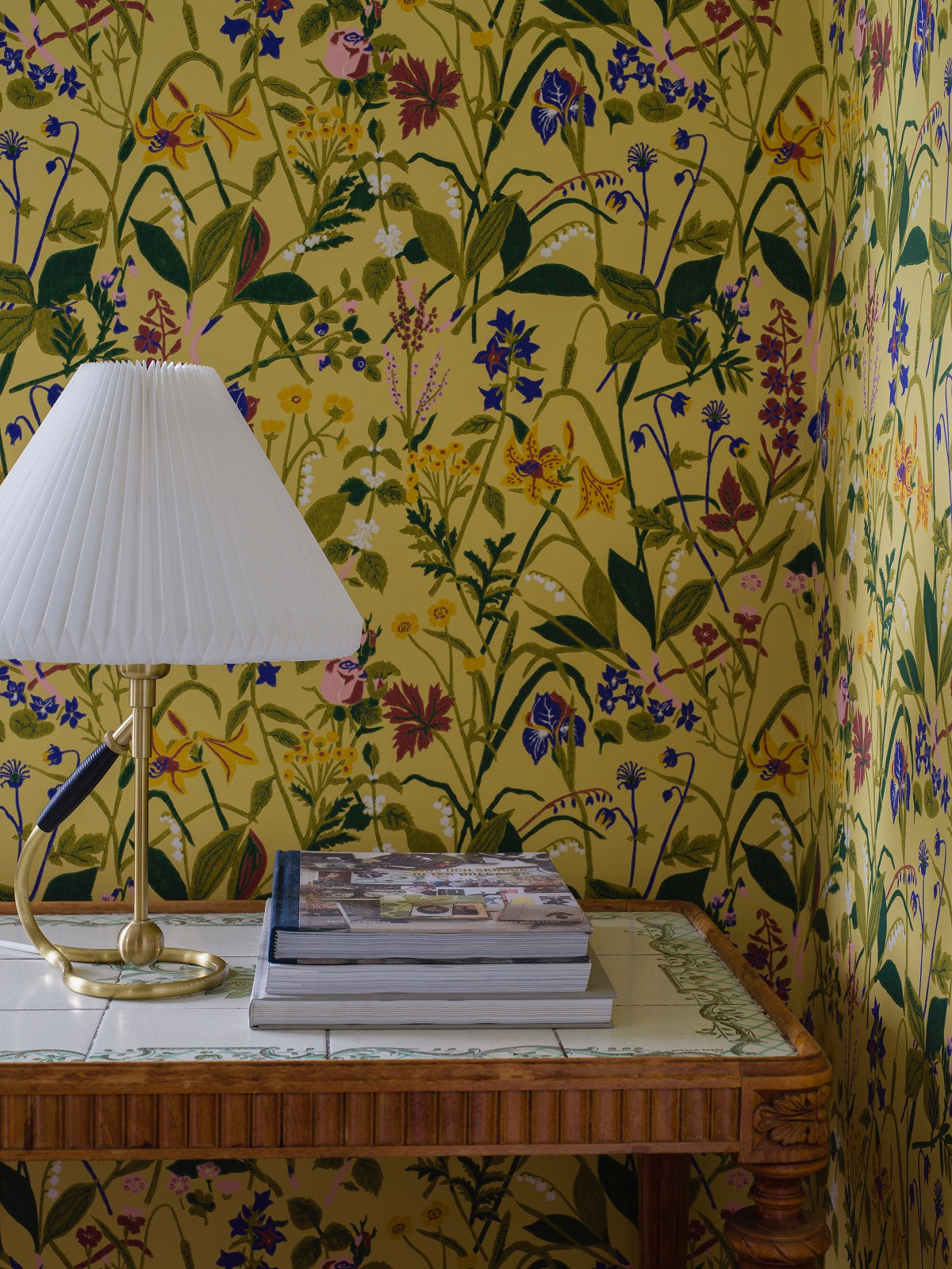 Colored in a delicate, soft palette of yellow, green, white and blue, our Ros och Lilja wallpaper recreates the classic 1940s Swedish textile design of Gocken Jobs. 